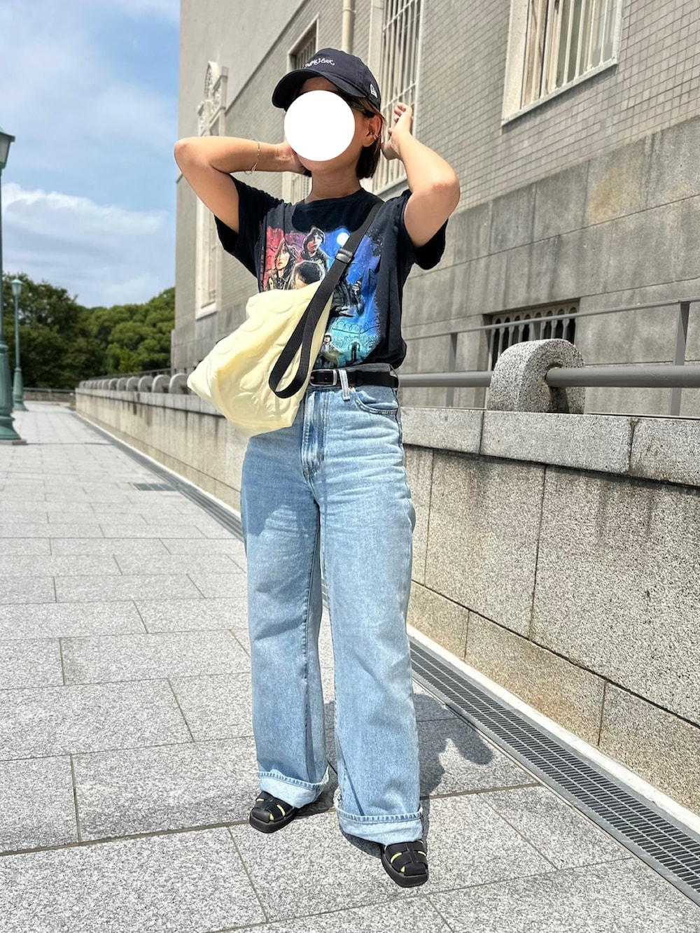 「ストレンジャーシングス、シンプルコーデ、やっぱり帽子が好き、デニム、グルカサンダル、ピクニック、お散歩コーデ、シンプルカジュアル、ラフ、Levi's、キャップ、Tシャツ、黒Tシャツ」｜「古着のアイテム（Tシャツ/カットソー、ブラック系）」を使った、osushikkoさん（レディース・154cm）の夏コーディネートの2枚目の写真