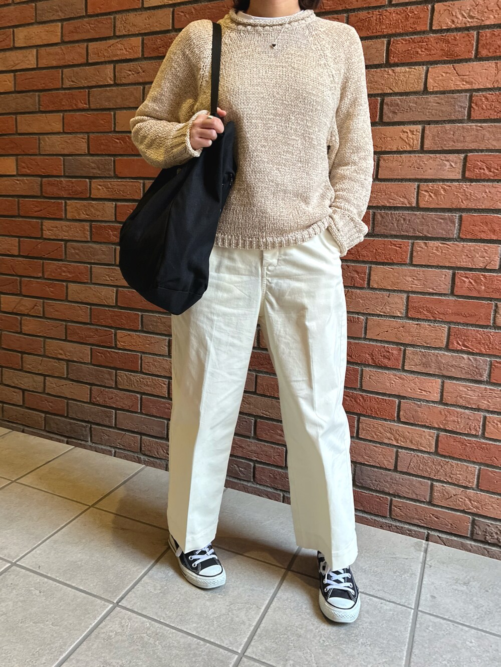 「ホワイトパンツ、ベージュ、ホワイト×ベージュ、コンバース、センタープレスパンツ、カジュアル、春服コーデ、春、きれいめカジュアル、オトナ女子、韓国ファッション、最近のいい感じコーデ、淡色コーデ」｜「MidiUmiのアイテム（パンツ、ホワイト系）」を使った、osushikkoさん（レディース・154cm）の春コーディネートの3枚目の写真