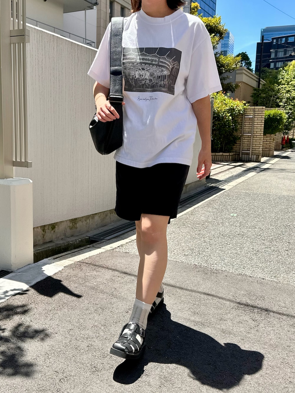 「ハーフパンツ、おでかけコーデ、夏、アウトドアスタイル、サンダルに靴下、グリーン、短パン、カジュアル、少年コーデ、クロワッサンバッグ、グラフィックＴ、グルカサンダル、HELLYHANSEN」｜「HELLY HANSENの【HELLY HANSEN】Bask Shorts バスクショーツ（その他パンツ、ブラック系）」を使った、osushikkoさん（レディース・154cm）の夏コーディネートの3枚目の写真