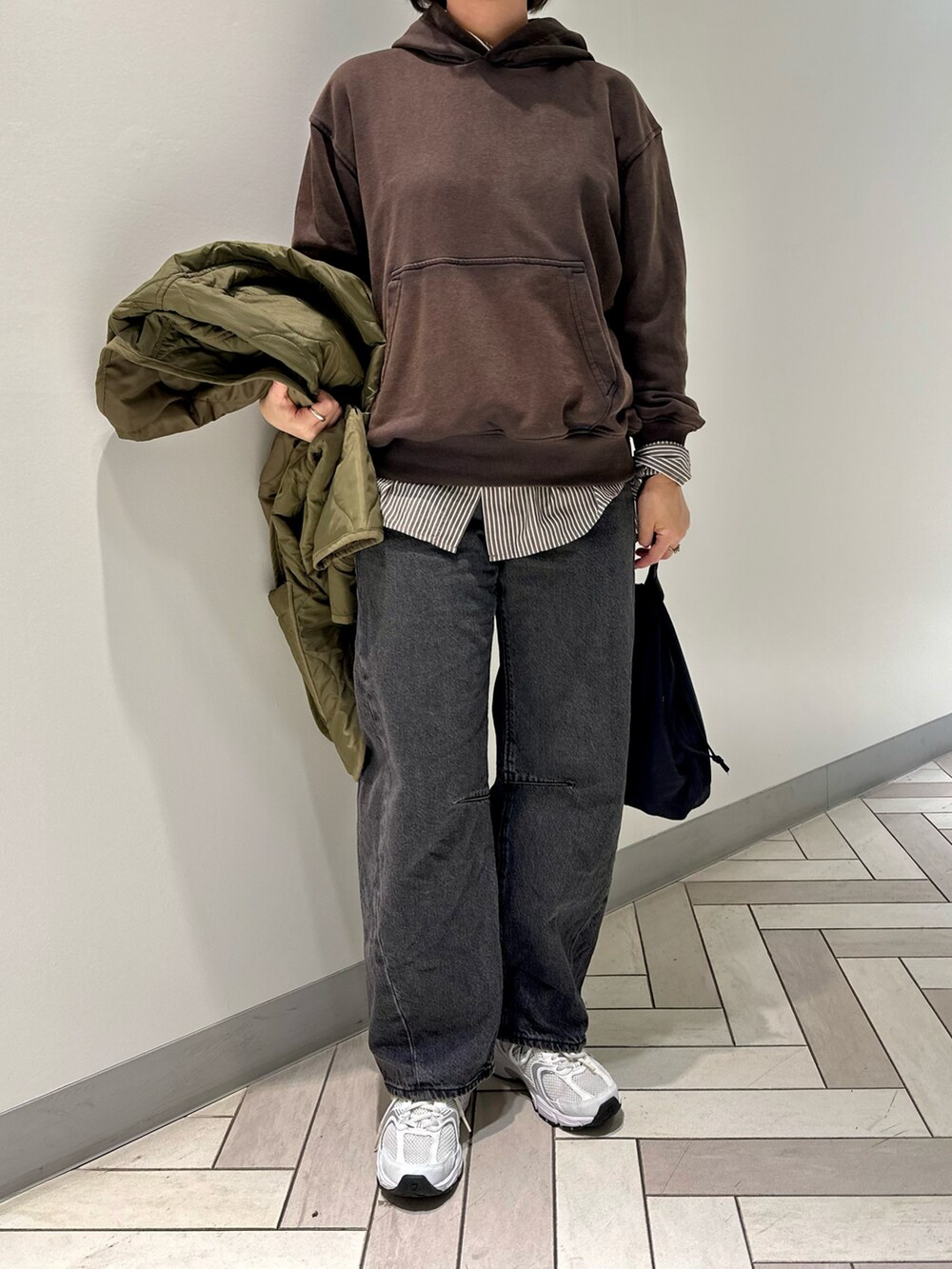 「プチプラ、プチプラコーデ、GUコーデ、coca、パーカー×シャツ、パーカー、バレルレッグジーンズ、キルティングジャケット、マニッシュ、カジュアルスタイル、秋冬コーデ、レイヤードスタイル、オトナ女子、ラクチンコーデ」｜「GUのアイテム（デニムパンツ、ブラック系）」を使った、osushikkoさん（レディース・154cm）の冬コーディネートの2枚目の写真