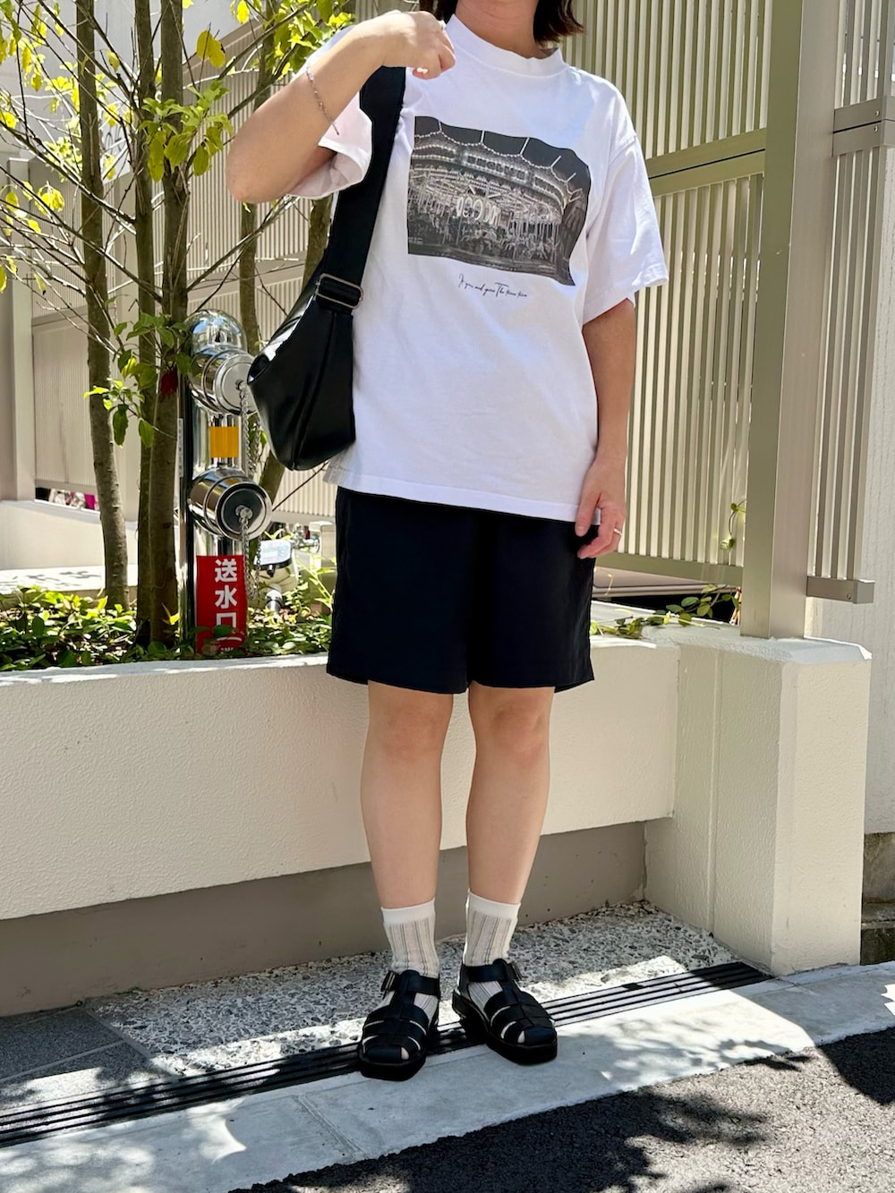 「ハーフパンツ、おでかけコーデ、夏、アウトドアスタイル、サンダルに靴下、グリーン、短パン、カジュアル、少年コーデ、クロワッサンバッグ、グラフィックＴ、グルカサンダル、HELLYHANSEN」｜「HELLY HANSENの【HELLY HANSEN】Bask Shorts バスクショーツ（その他パンツ、ブラック系）」を使った、osushikkoさん（レディース・154cm）の夏コーディネートの4枚目の写真