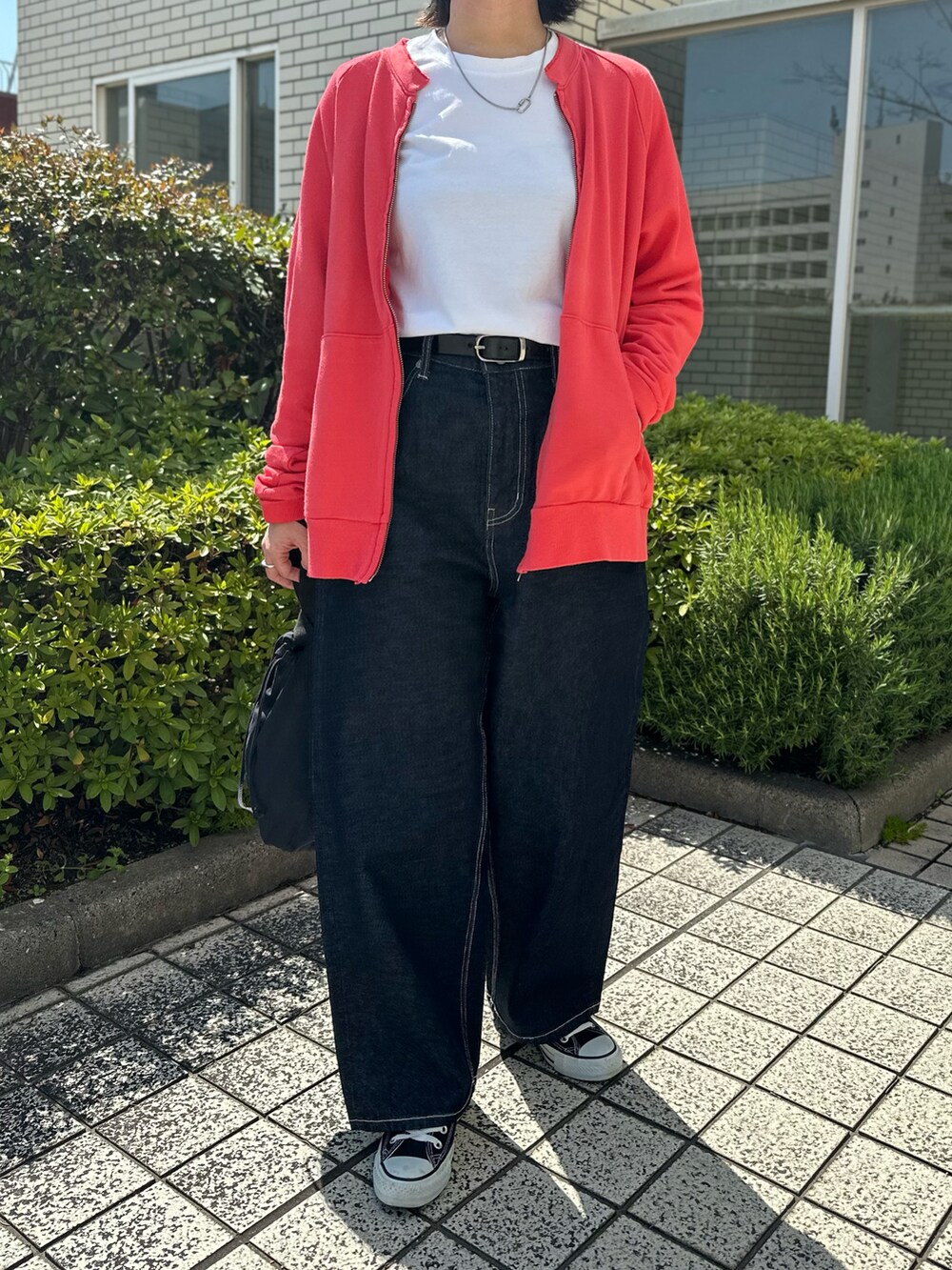 「ジップカーディガン、ピンク、ピンクコーデ、ピンクカーディガン、カジュアル、カジュアルコーデ、春色、パンツコーデ、スニーカー、ストレートデニム、メンズサイズ、Necessary or Unnecessary、ベルト、トップスイン、巾着バッグ」｜「NECESSARY or UNNECESSARYのアイテム（カーディガン/ボレロ、ピンク系）」を使った、osushikkoさん（レディース・154cm）の春コーディネートの3枚目の写真