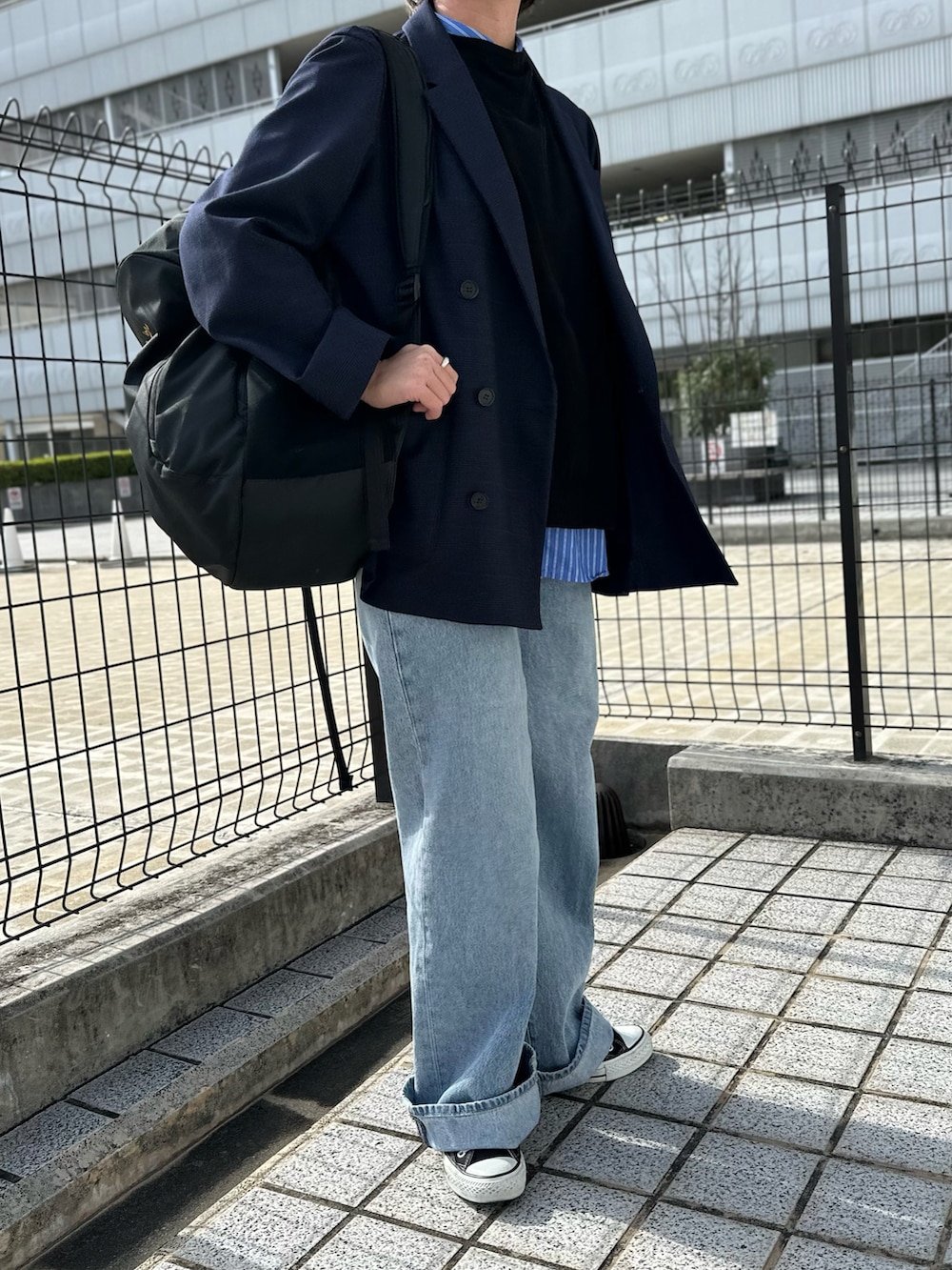 「秋冬、ジャケット、ダブルジャケット、ベスト×シャツ、ストライプシャツ、ロールアップデニム、コンバース、リュックスタイル、きれいめカジュアル、デニム、大人カジュアル、モノトーン、ジャケットスタイル、ベスト、30代コーデ」｜「MidiUmiのMidiUmi T/Rダブルジャケット（チェック)（その他アウター、ブルー系）」を使った、osushikkoさん（レディース・154cm）の秋コーディネートの2枚目の写真