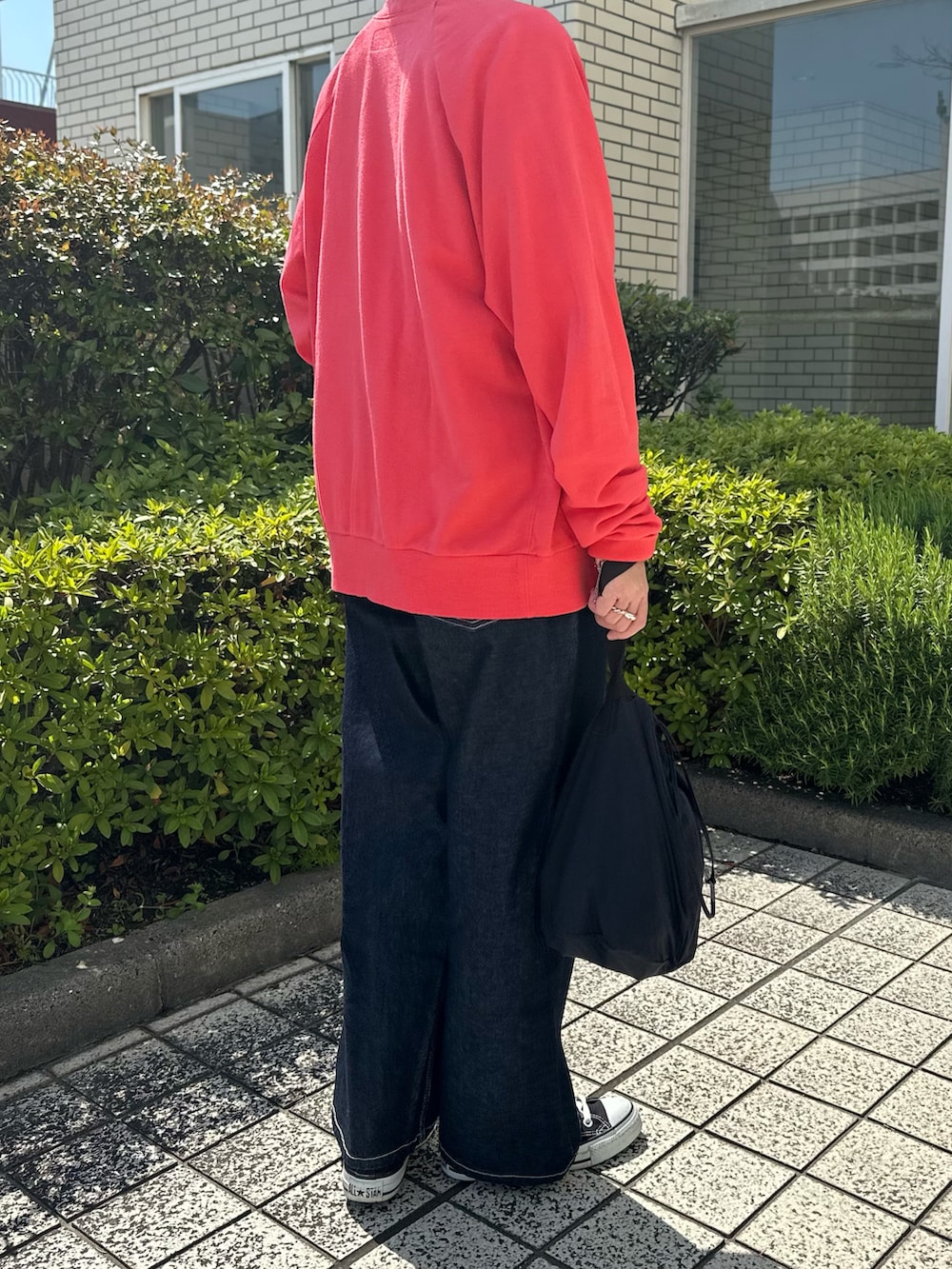 「ジップカーディガン、ピンク、ピンクコーデ、ピンクカーディガン、カジュアル、カジュアルコーデ、春色、パンツコーデ、スニーカー、ストレートデニム、メンズサイズ、Necessary or Unnecessary、ベルト、トップスイン、巾着バッグ」｜「NECESSARY or UNNECESSARYのアイテム（カーディガン/ボレロ、ピンク系）」を使った、osushikkoさん（レディース・154cm）の春コーディネートの4枚目の写真