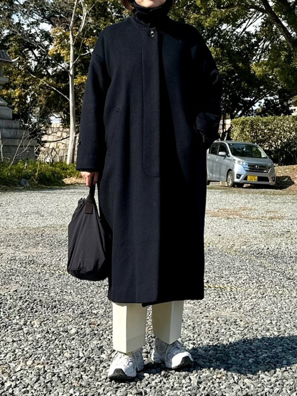 「レイヤードスタイル、ストライプシャツ、白パンツ、ポップコーンニット、シャツ×ニット、春色、大人女子、大人コーデ、春、スニーカー女子、テーパードパンツ、巾着バッグ、白スニーカー、シンプルコーデ」｜「MidiUmiのMidiUmi アントレラックワイドプルオーバー（ニット/セーター、ブルー系）」を使った、osushikkoさん（レディース・154cm）の冬コーディネートの2枚目の写真