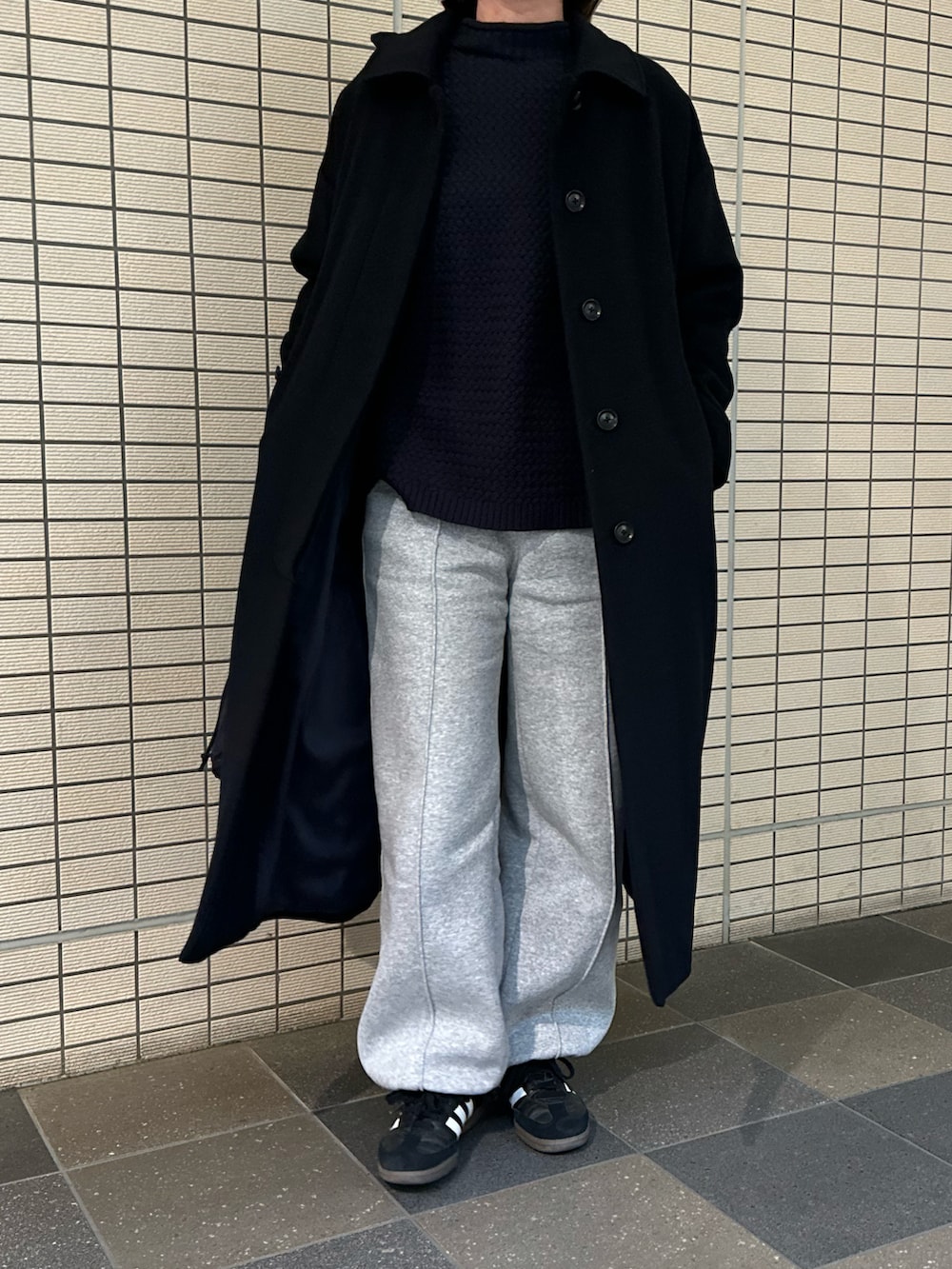 「カジュアルスタイル、大人かわいい、シンプルコーデ、ラフコーデ、GU、スウェットパンツ、ポップコーンニット、かぐれ、楽チンコーデ、samba、ロングコート、巾着バッグ、サンバ、MidiUmi」｜「GUのアイテム（スウェットパンツ、グレー系）」を使った、osushikkoさん（レディース・154cm）の冬コーディネートの4枚目の写真