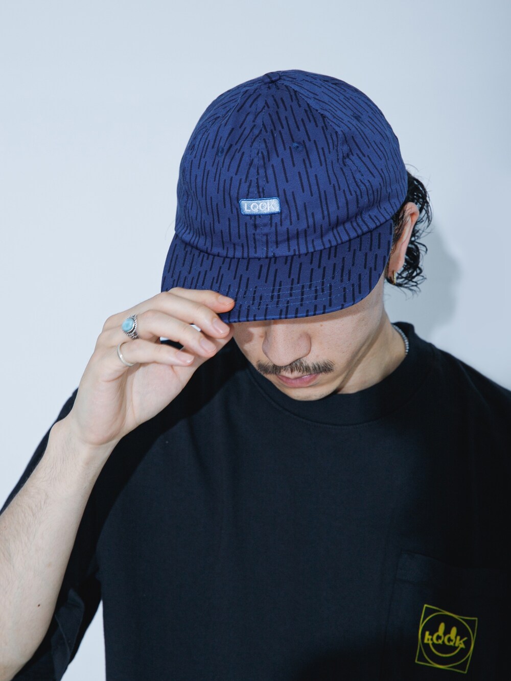 ブラック系のTシャツ/カットソー、ブルー系のキャップを着用したメンズの夏コーディネートの5枚目の写真