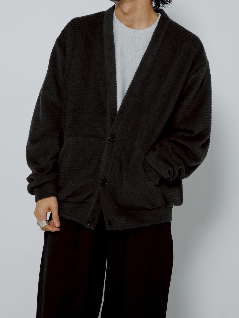 ブラック系のカーディガン/ボレロを着用したメンズの秋コーディネートの4枚目の写真