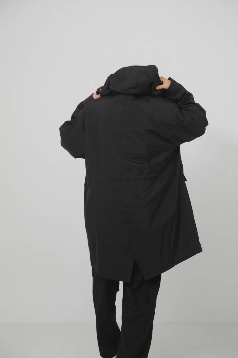 ブラック系のスニーカー、ブラック系のモッズコート、ブラック系のTシャツ/カットソーを着用したメンズの夏コーディネートの3枚目の写真