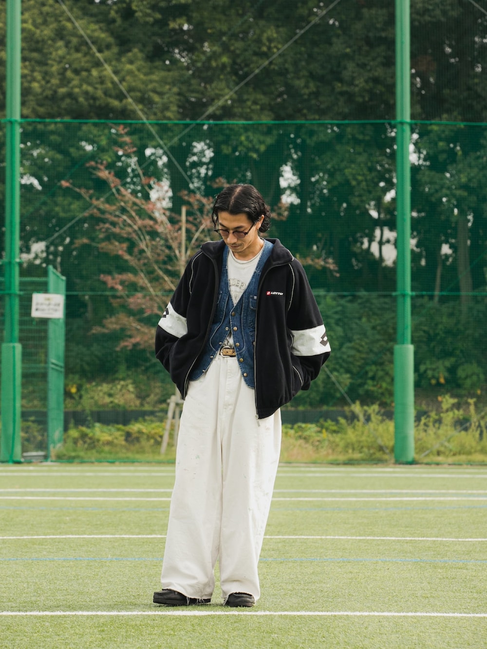 ブラック系のブルゾンを着用したメンズの秋コーディネートの3枚目の写真