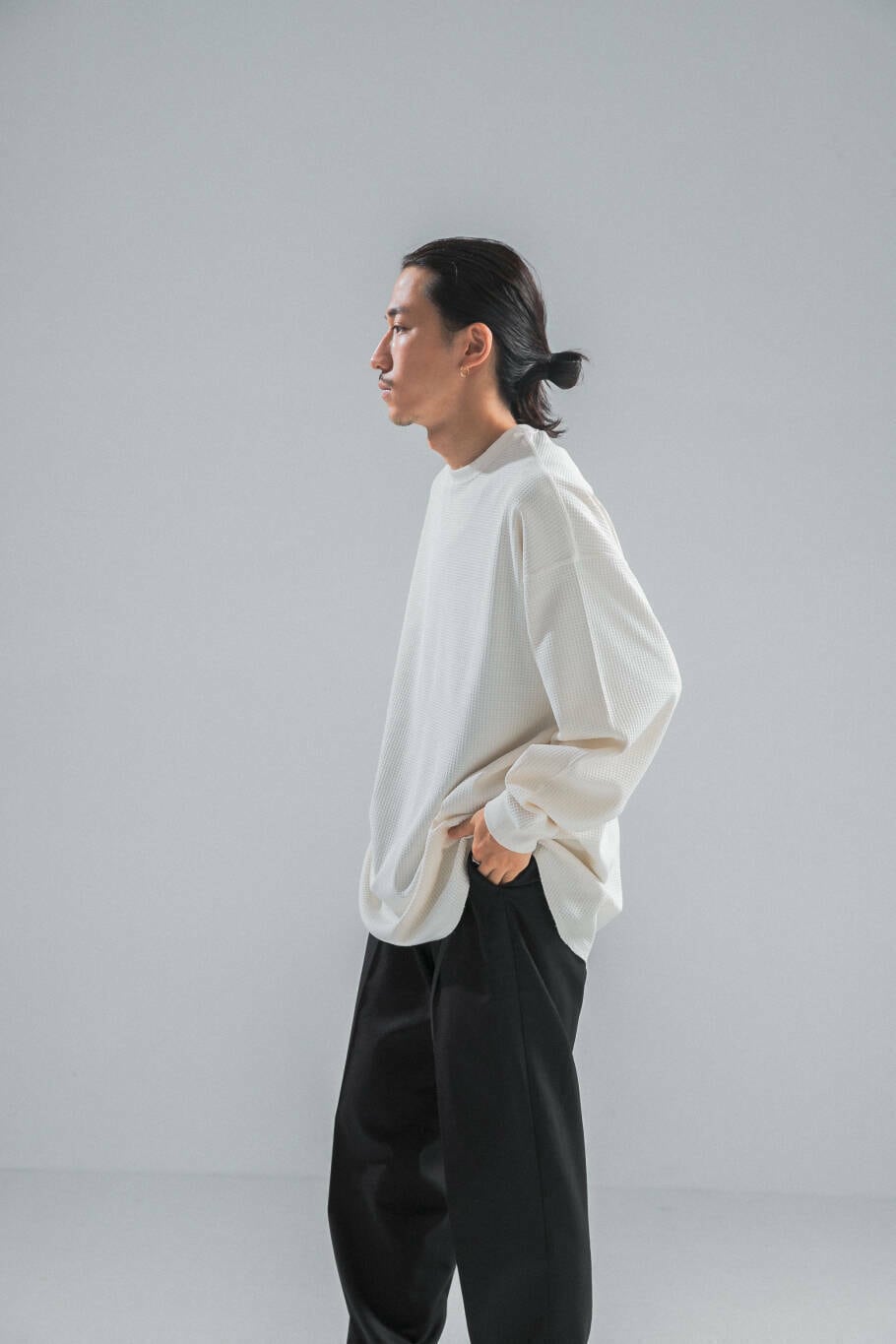 ブラック系のその他パンツ、ベージュ系のTシャツ/カットソーを着用したメンズの夏コーディネートの4枚目の写真