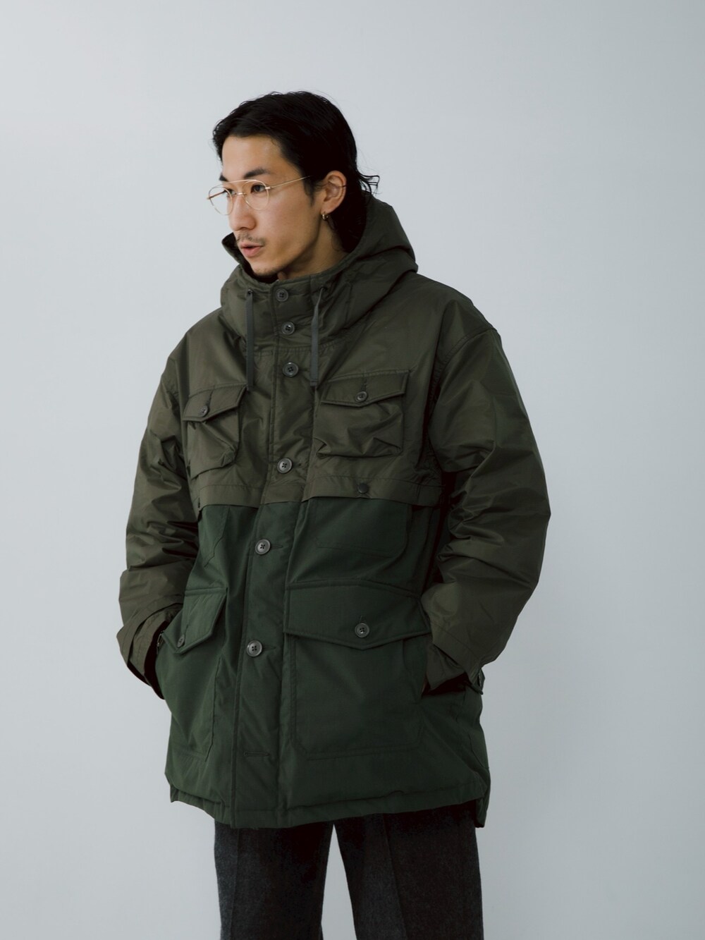 ブルー系のその他アウター、グレー系のその他パンツを着用したメンズの秋コーディネートの6枚目の写真