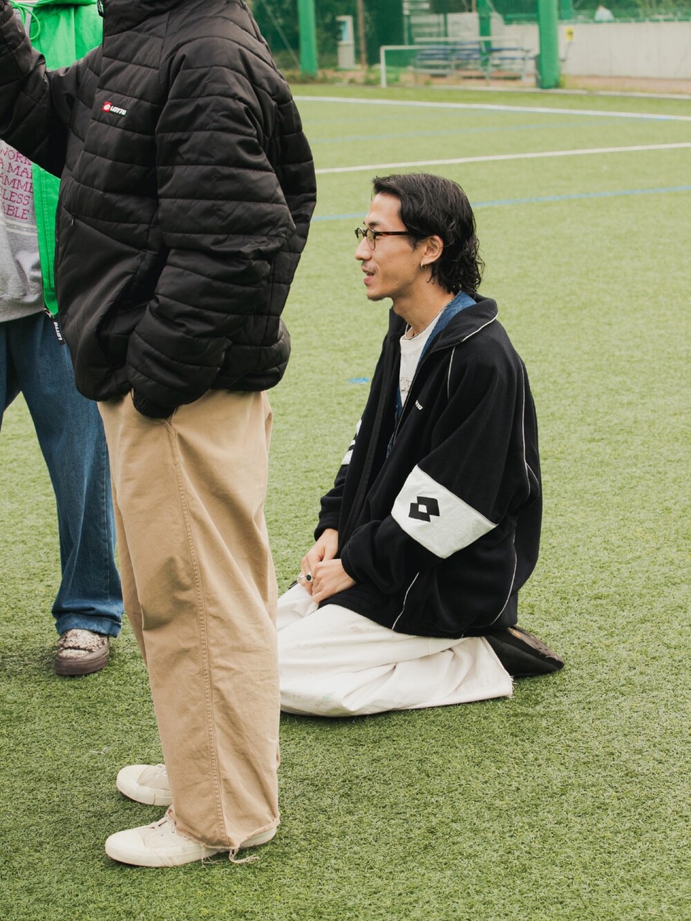 ブラック系のブルゾンを着用したメンズの秋コーディネートの7枚目の写真