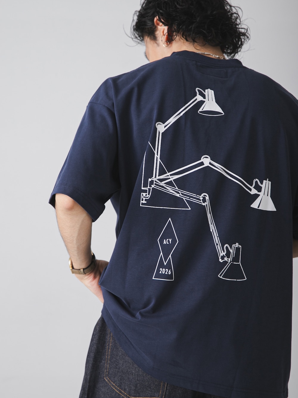 ブルー系のTシャツ/カットソー、ブルー系のデニムパンツを着用したメンズの夏コーディネートの3枚目の写真