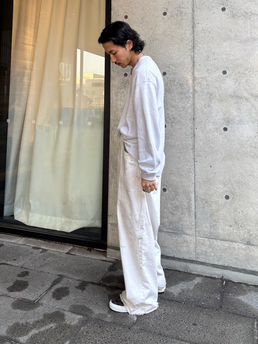 ホワイト系のニット/セーター、ブラウン系のスニーカーを着用したメンズの冬コーディネートの2枚目の写真