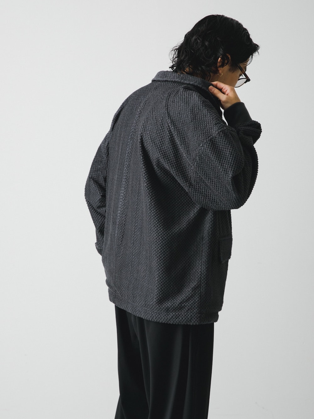 ブラック系のテーラードジャケット、ブラック系のその他パンツを着用したメンズの秋コーディネートの3枚目の写真