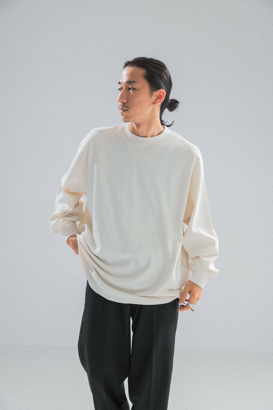 ブラック系のその他パンツ、ベージュ系のTシャツ/カットソーを着用したメンズの夏コーディネートの2枚目の写真