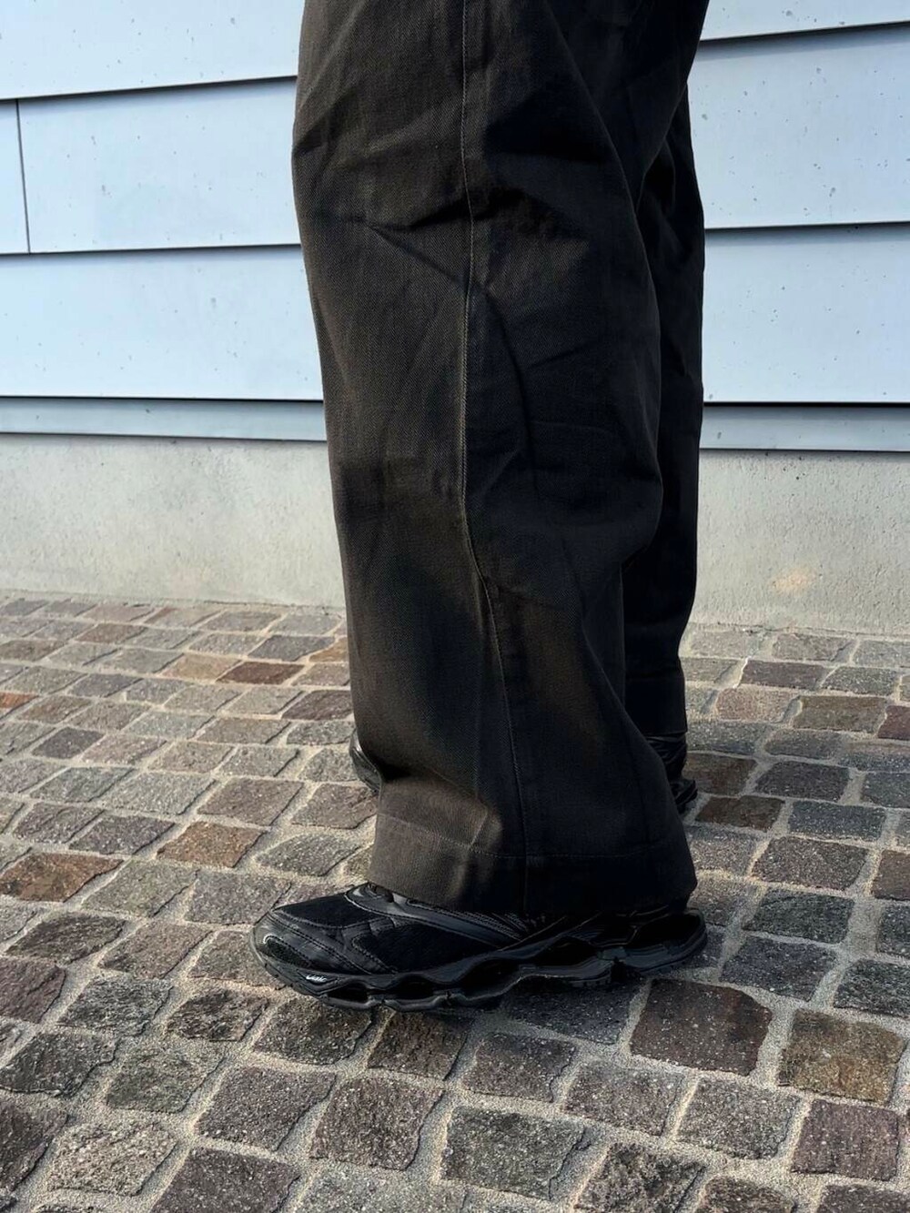 ブラック系のスニーカー、ブラック系のその他パンツを着用したメンズの秋コーディネートの5枚目の写真