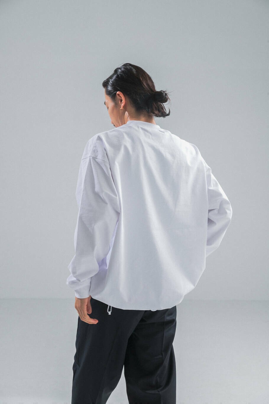 ブルー系のその他パンツ、ホワイト系のTシャツ/カットソーを着用したメンズの秋コーディネートの4枚目の写真