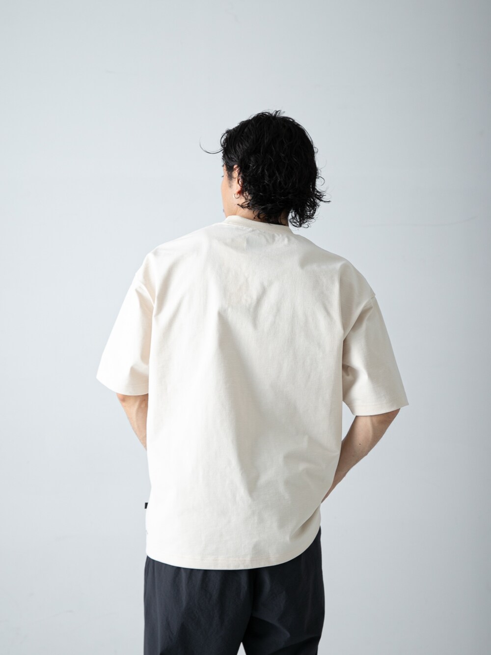ホワイト系のTシャツ/カットソーを着用したメンズの夏コーディネートの4枚目の写真