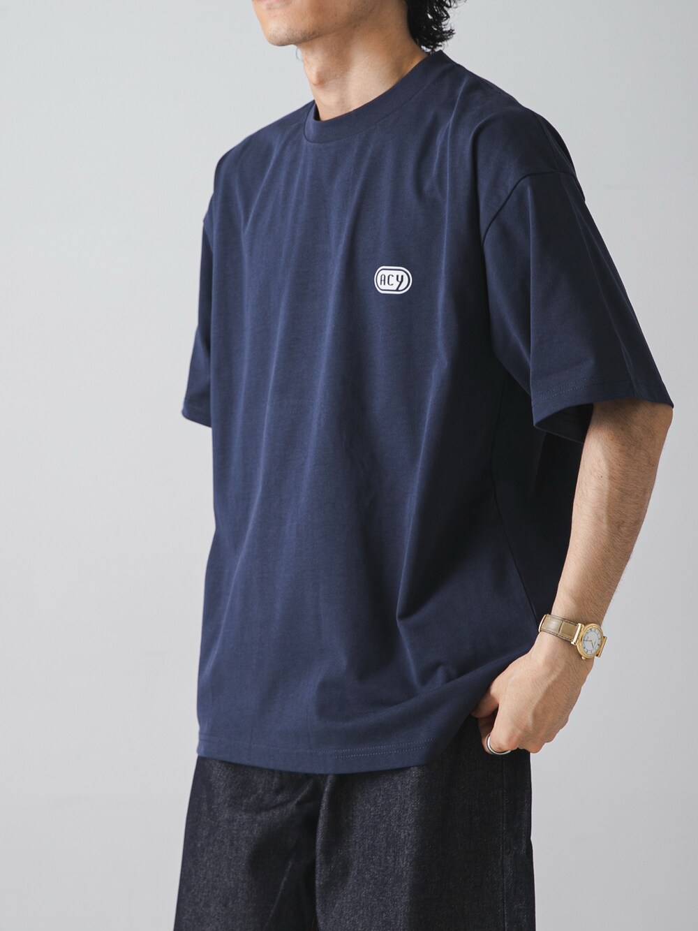 ブルー系のTシャツ/カットソー、ブルー系のデニムパンツを着用したメンズの夏コーディネートの2枚目の写真