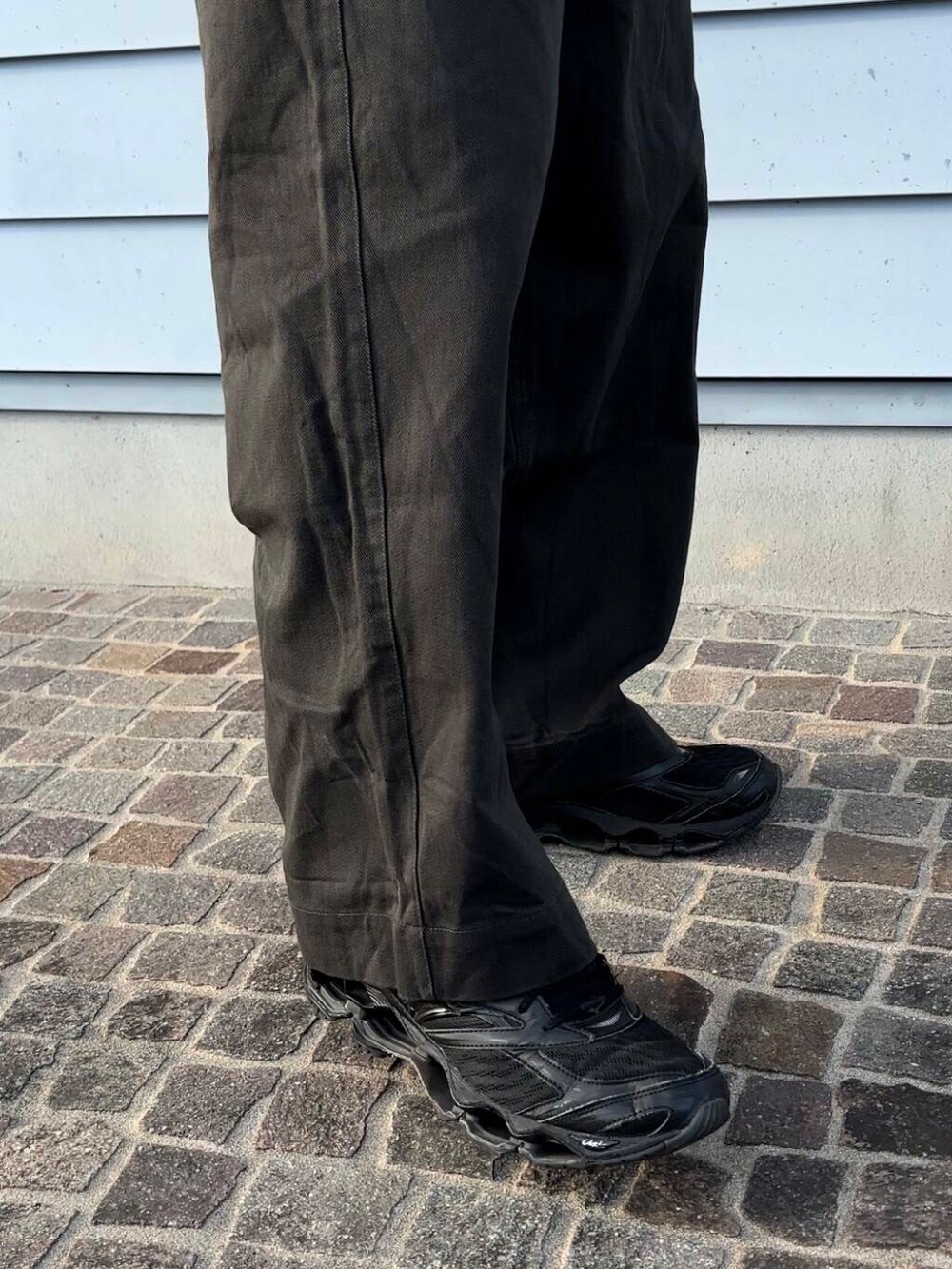 ブラック系のスニーカー、ブラック系のその他パンツを着用したメンズの秋コーディネートの7枚目の写真