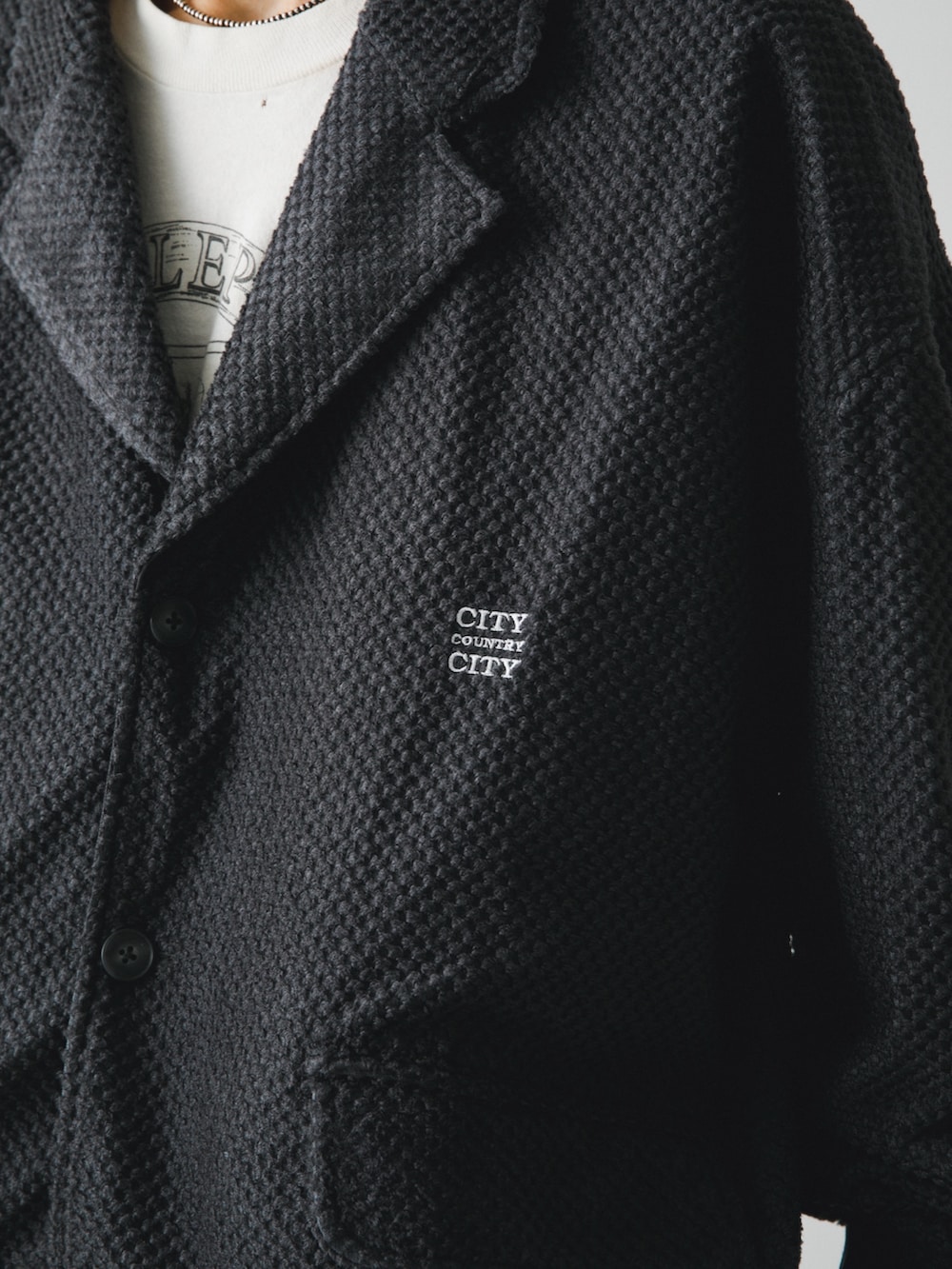 ブラック系のテーラードジャケット、ブラック系のその他パンツを着用したメンズの秋コーディネートの2枚目の写真