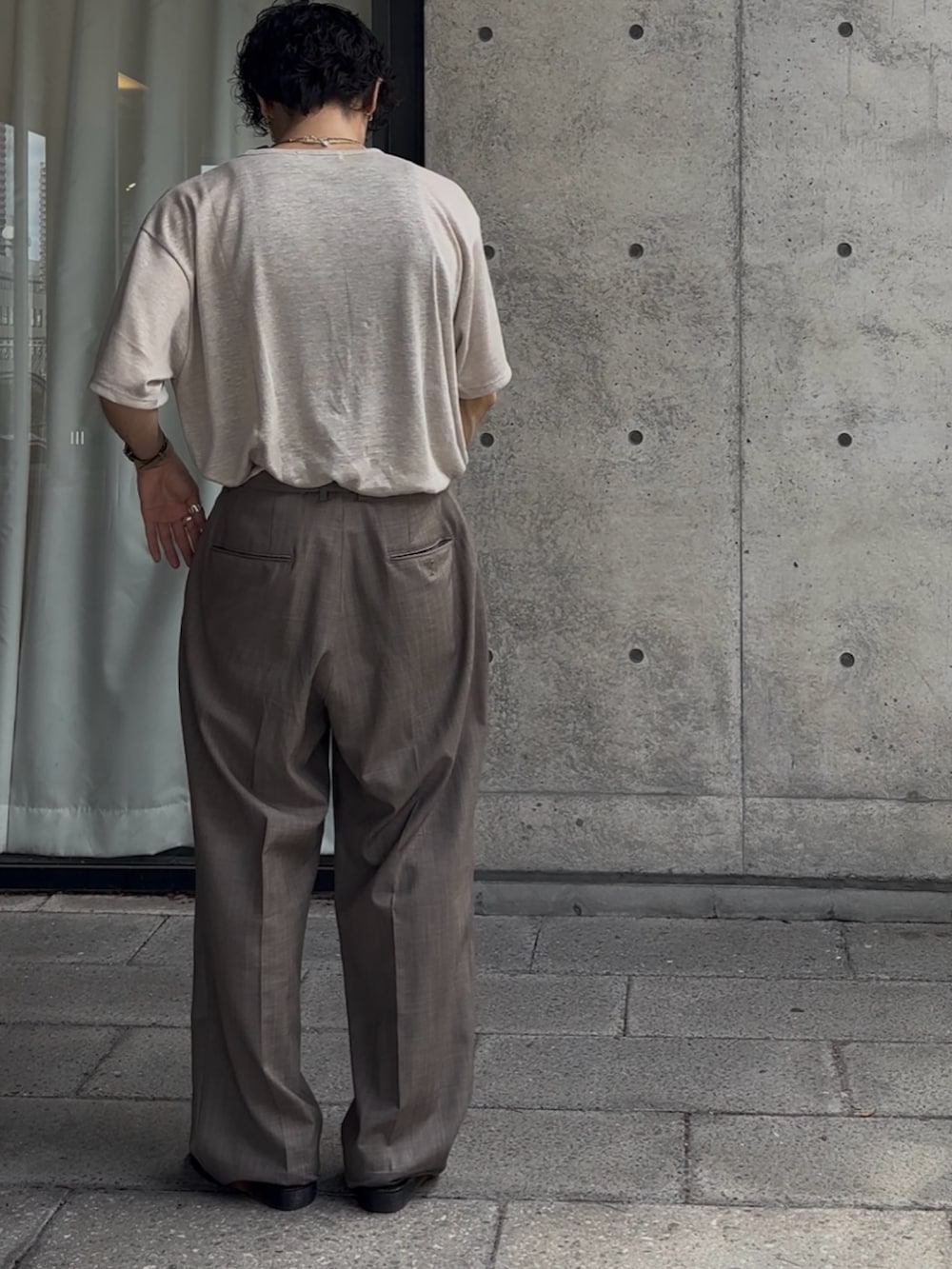 ホワイト系のTシャツ/カットソー、ブラウン系のその他パンツを着用したメンズの夏コーディネートの4枚目の写真