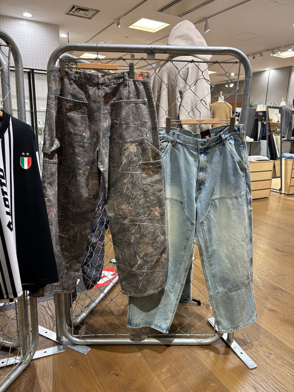 グリーン系のブルゾン、ブルー系のデニムパンツを着用したメンズの冬コーディネートの3枚目の写真