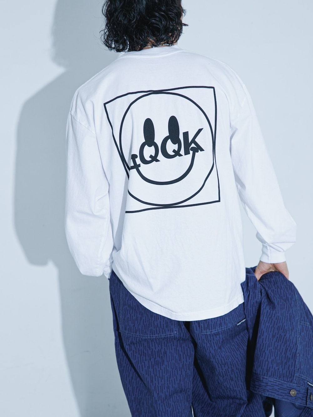 ブルー系のブルゾン、ブルー系のその他パンツ、ホワイト系のTシャツ/カットソーを着用したメンズの春コーディネートの6枚目の写真