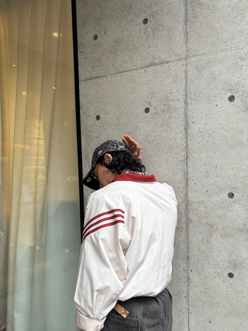 その他のキャップを着用したメンズの春コーディネートの4枚目の写真