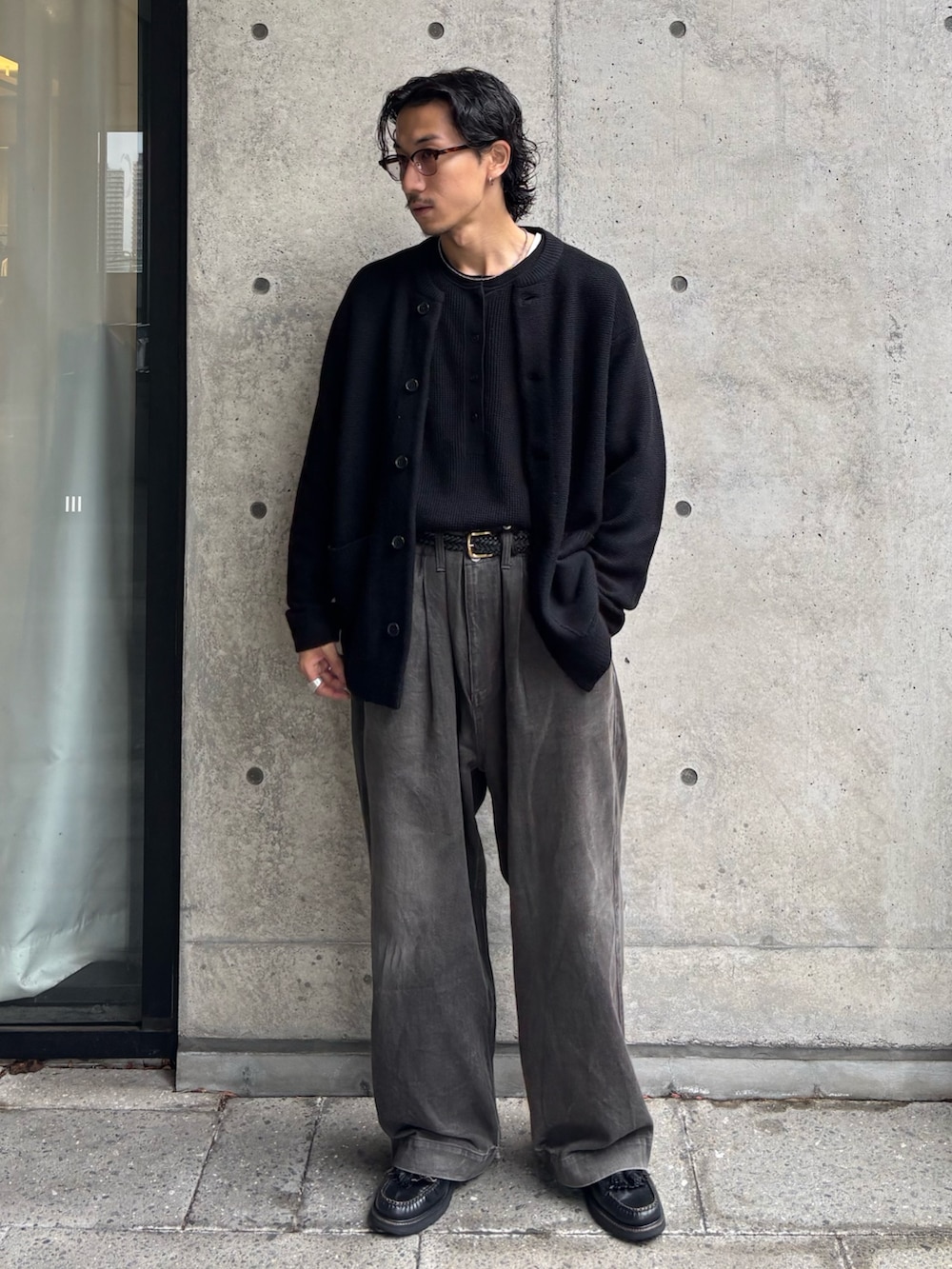 ブラック系のカーディガン/ボレロを着用したメンズの秋コーディネートの2枚目の写真