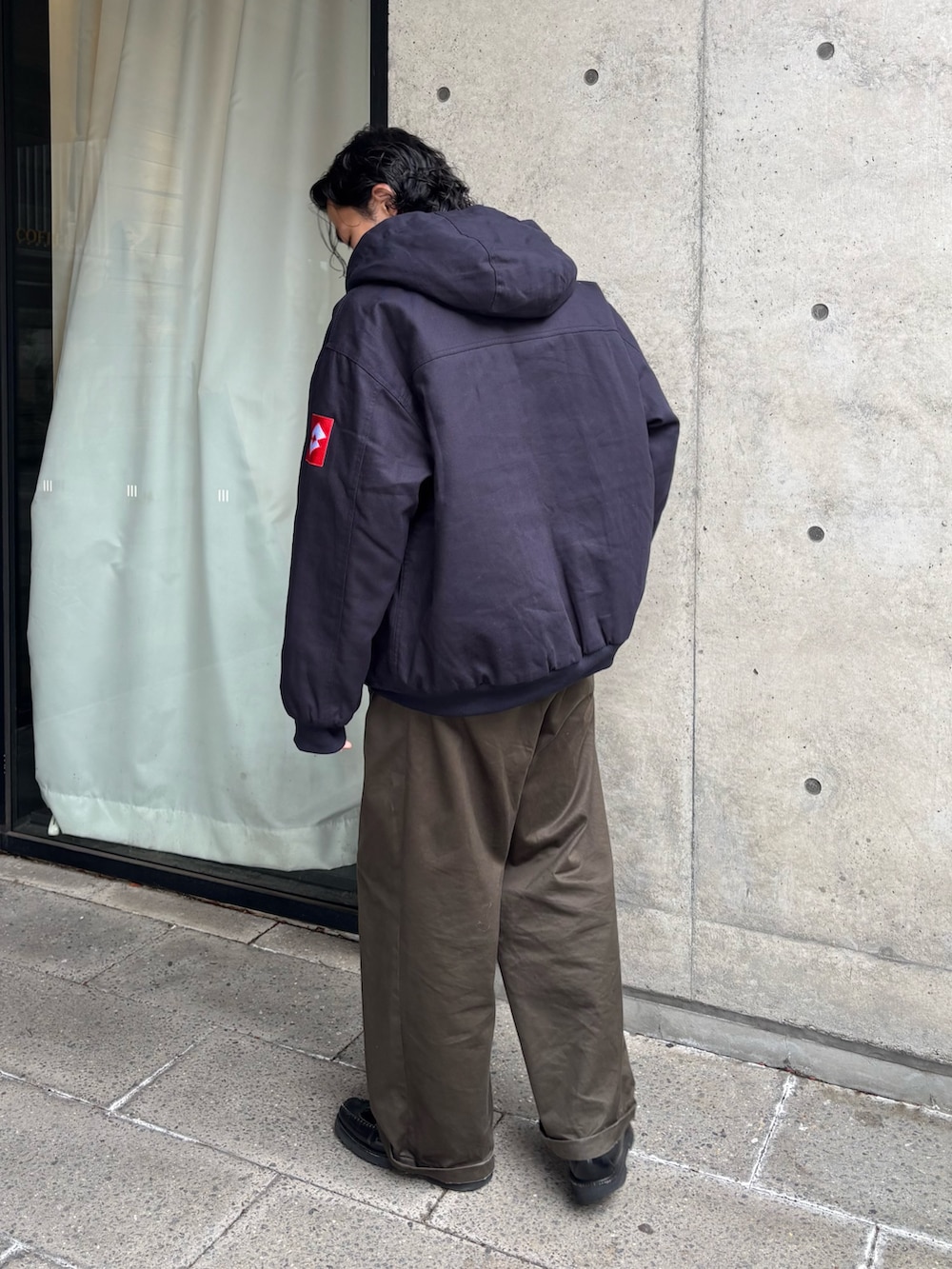 ブルー系のダウンジャケット/コートを着用したメンズの秋コーディネートの2枚目の写真