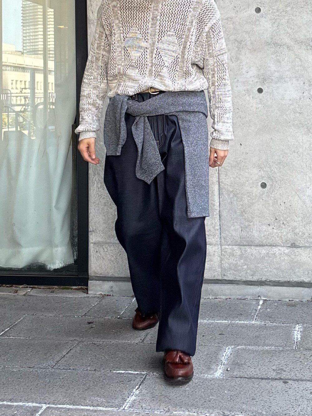 グレー系のニット/セーター、ブルー系のデニムパンツを着用したメンズの冬コーディネートの2枚目の写真