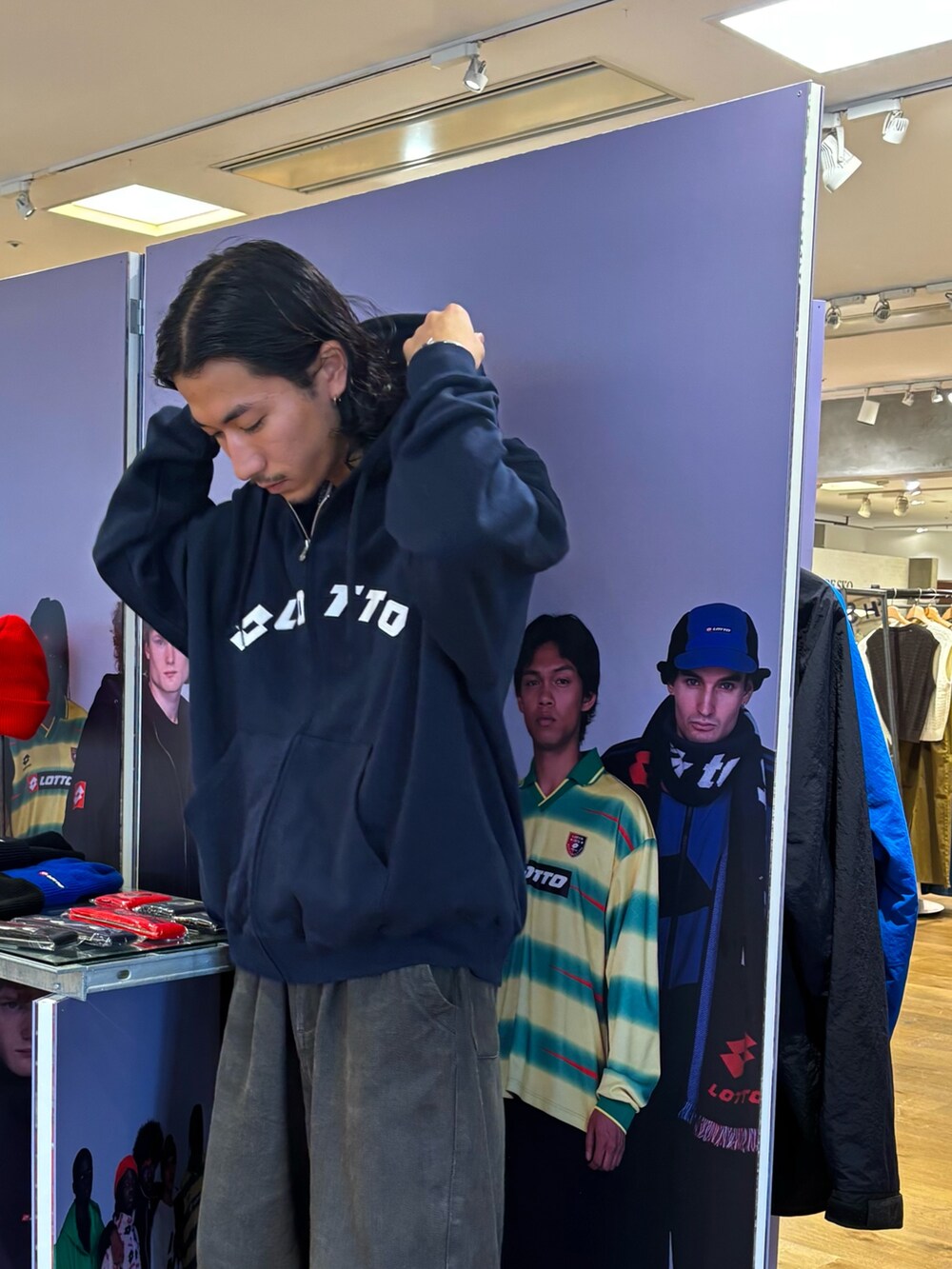 ブルー系のスウェットを着用したメンズの秋コーディネートの3枚目の写真