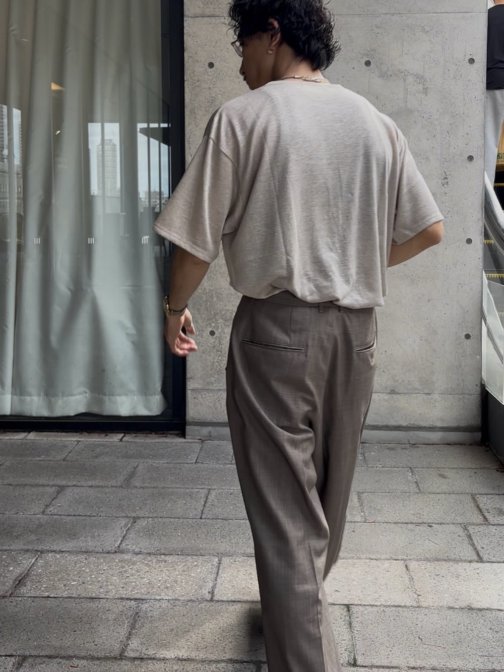 ホワイト系のTシャツ/カットソー、ブラウン系のその他パンツを着用したメンズの夏コーディネートの3枚目の写真