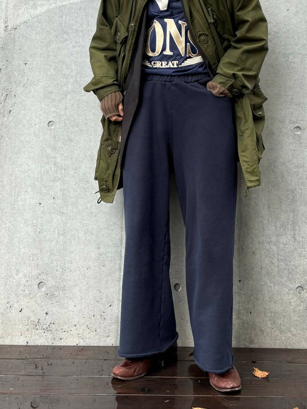 ブルー系のスウェットパンツを着用したメンズの秋コーディネートの2枚目の写真