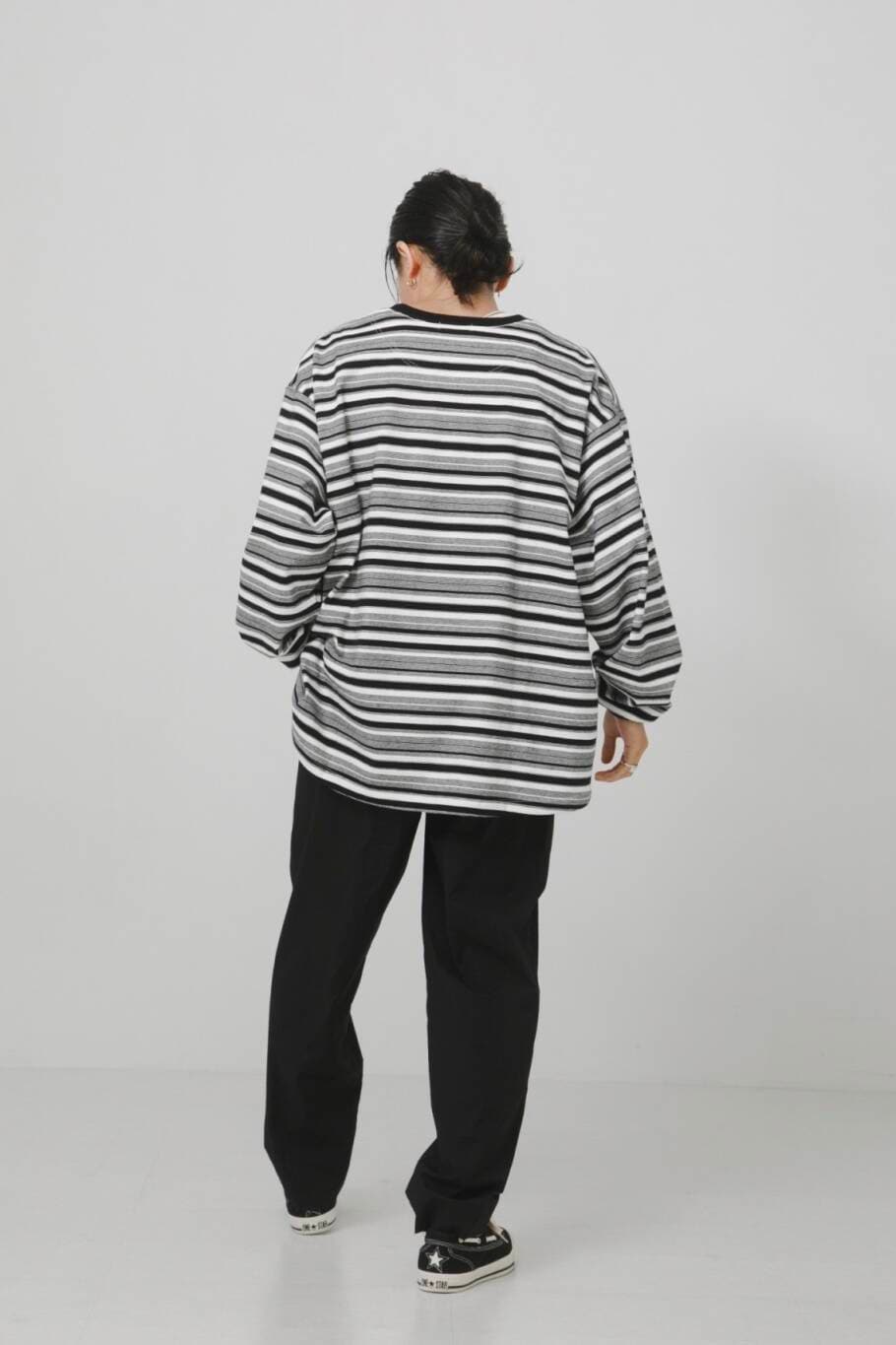 ブラック系のスニーカー、ブラック系のモッズコート、ブラック系のTシャツ/カットソーを着用したメンズの夏コーディネートの5枚目の写真