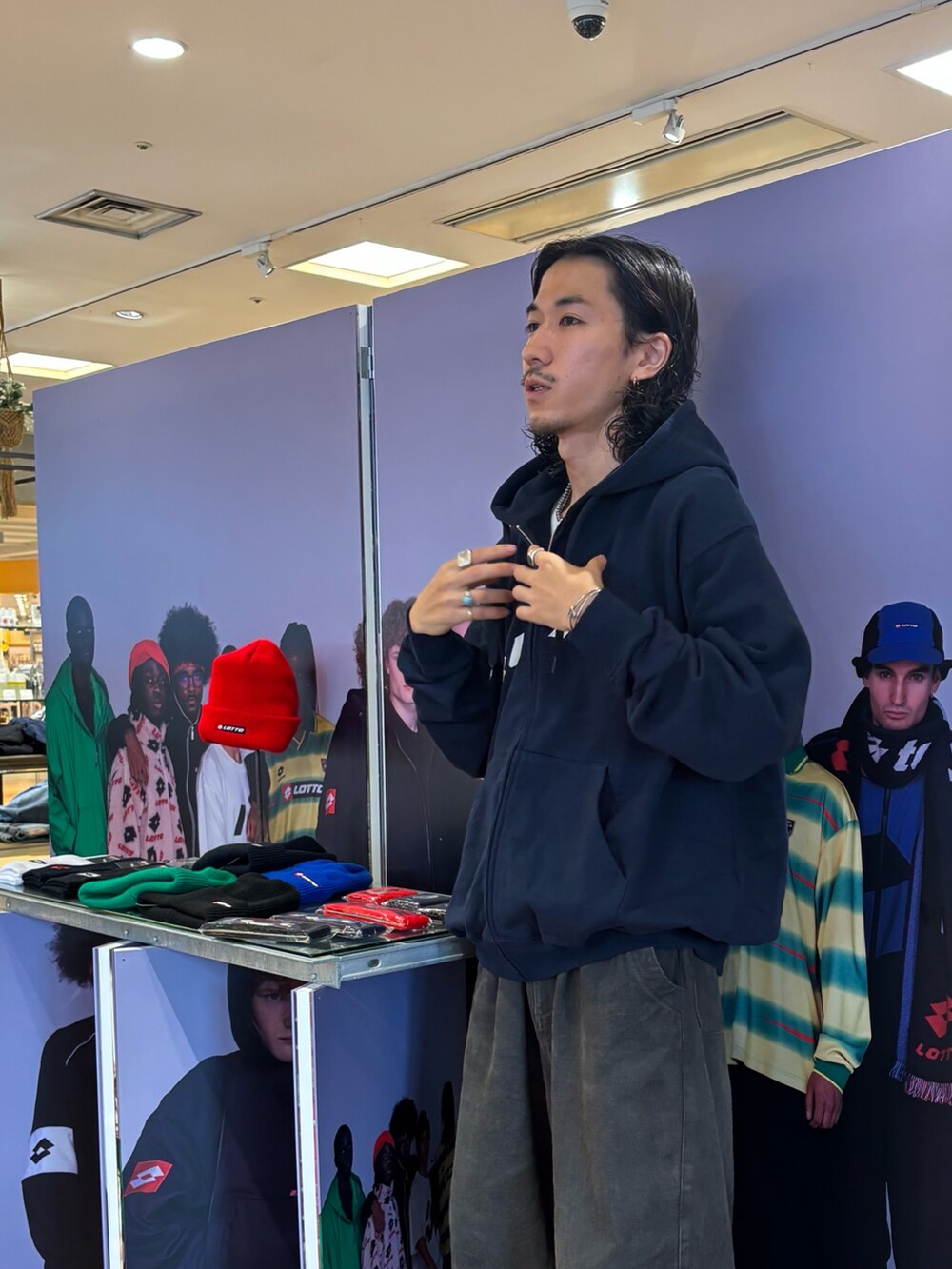 ブルー系のスウェットを着用したメンズの秋コーディネートの2枚目の写真