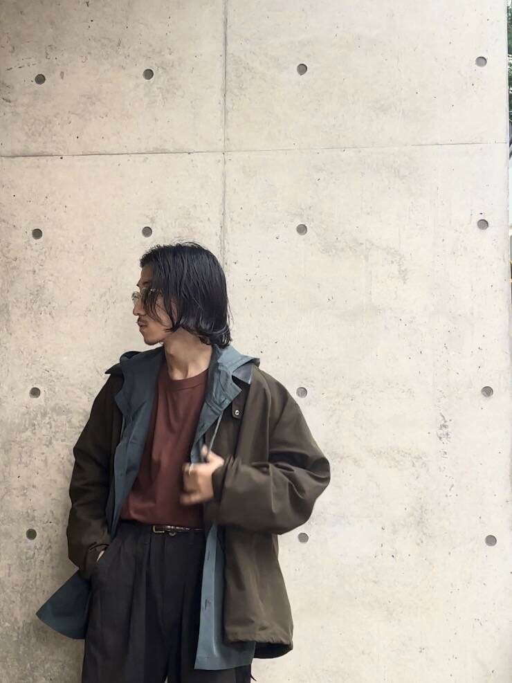 グリーン系のその他アウター、グリーン系のシャツ/ブラウス、グレー系のサンダルを着用したメンズの秋コーディネートの3枚目の写真