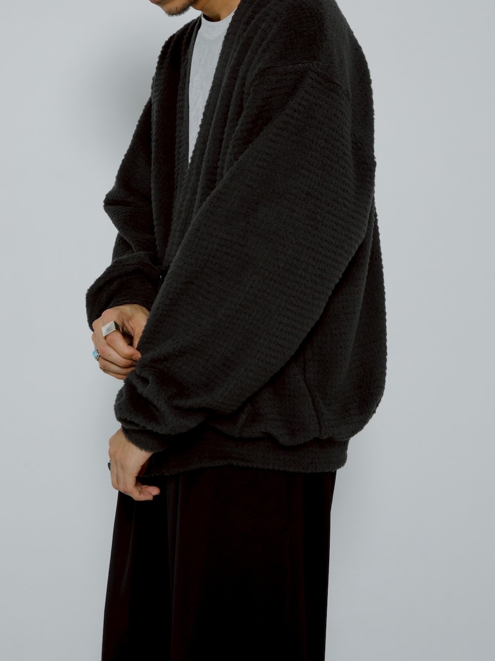 ブラック系のカーディガン/ボレロを着用したメンズの秋コーディネートの5枚目の写真