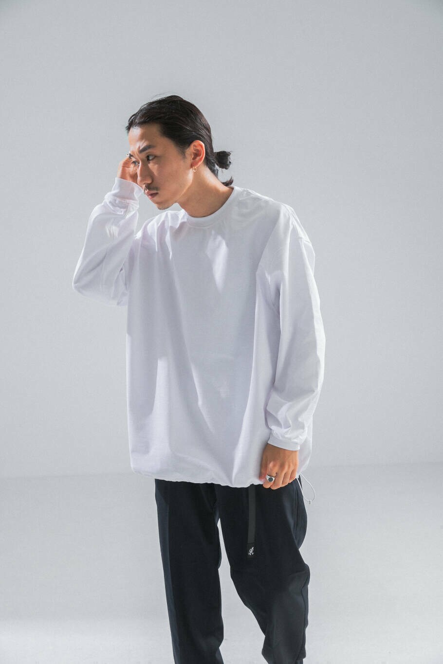 ブルー系のその他パンツ、ホワイト系のTシャツ/カットソーを着用したメンズの秋コーディネートの2枚目の写真