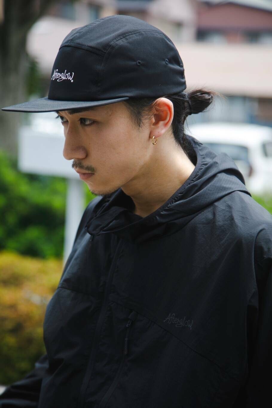 ブルー系のその他パンツ、ブラック系のスニーカー、ブラック系のパーカーを着用したメンズの夏コーディネートの3枚目の写真