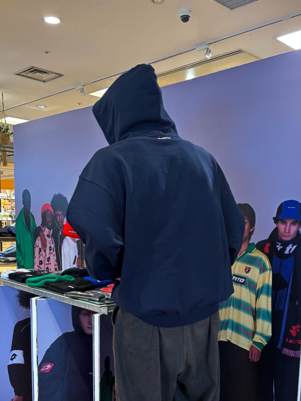 ブルー系のスウェットを着用したメンズの秋コーディネートの4枚目の写真