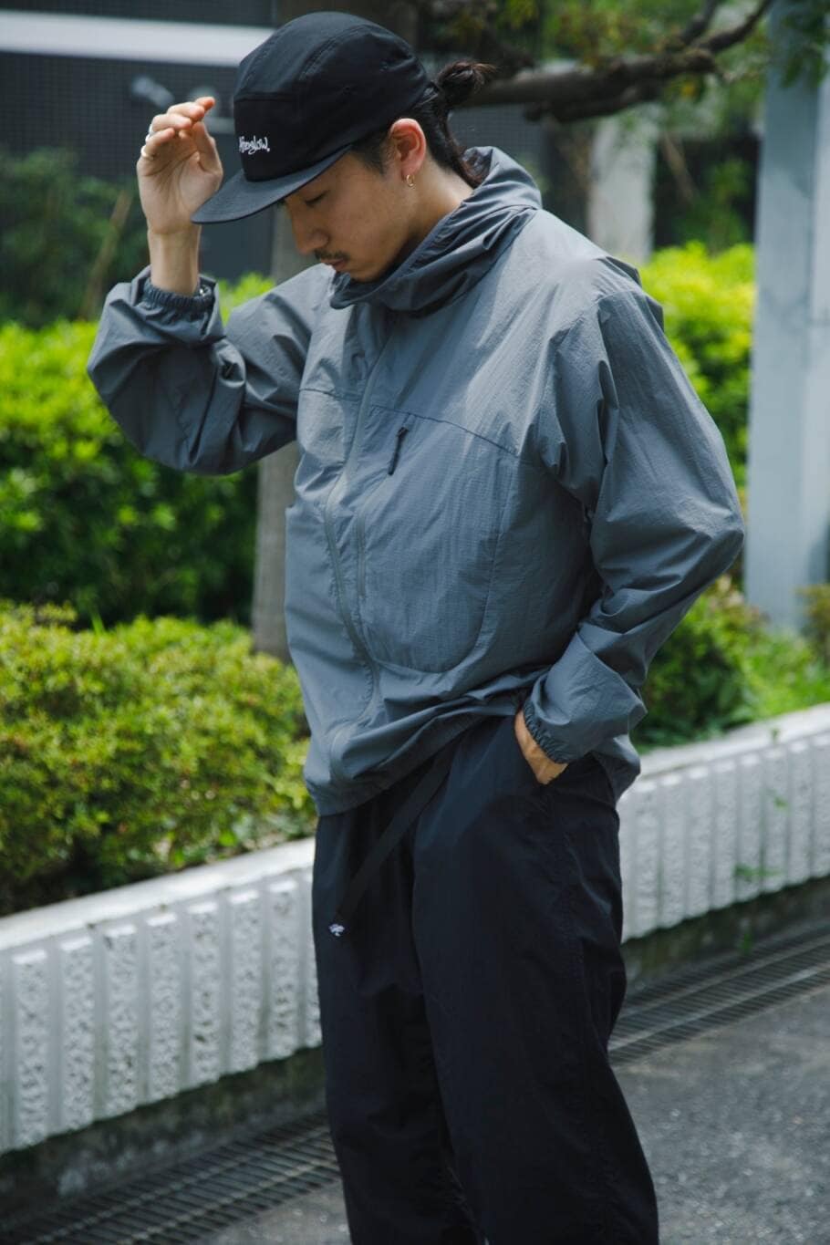 ブラック系のその他パンツ、ブラック系のスニーカー、グレー系のパーカーを着用したメンズの夏コーディネートの2枚目の写真