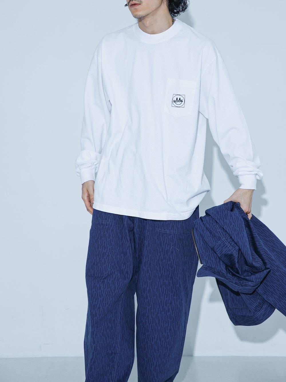 ブルー系のブルゾン、ブルー系のその他パンツ、ホワイト系のTシャツ/カットソーを着用したメンズの春コーディネートの4枚目の写真