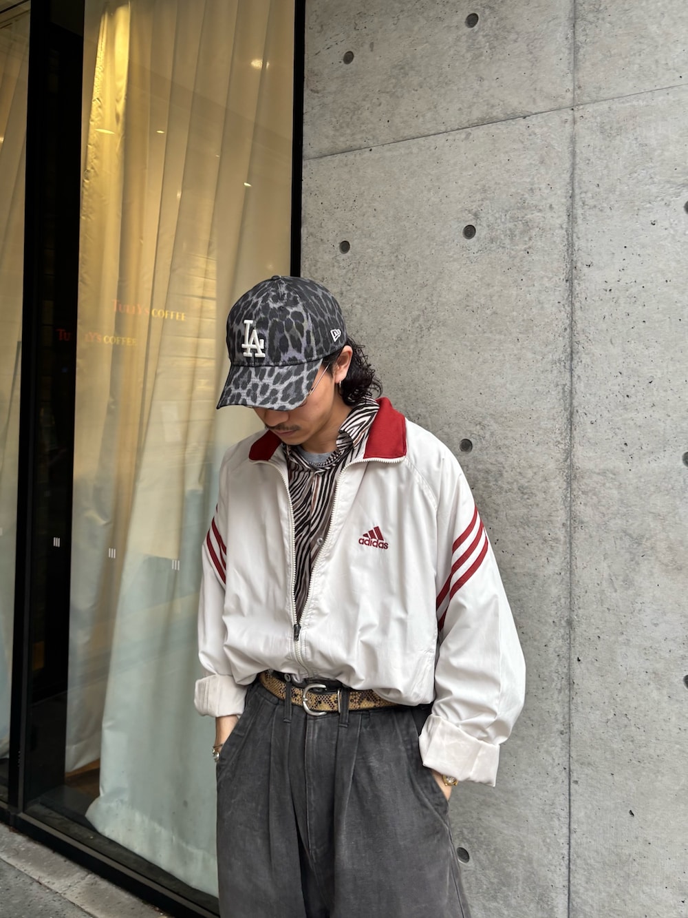 その他のキャップを着用したメンズの春コーディネートの2枚目の写真