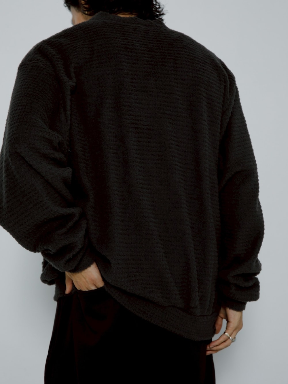 ブラック系のカーディガン/ボレロを着用したメンズの秋コーディネートの6枚目の写真