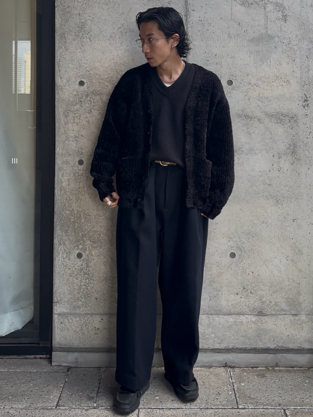 ブラック系のカーディガン/ボレロを着用したメンズの秋コーディネートの2枚目の写真