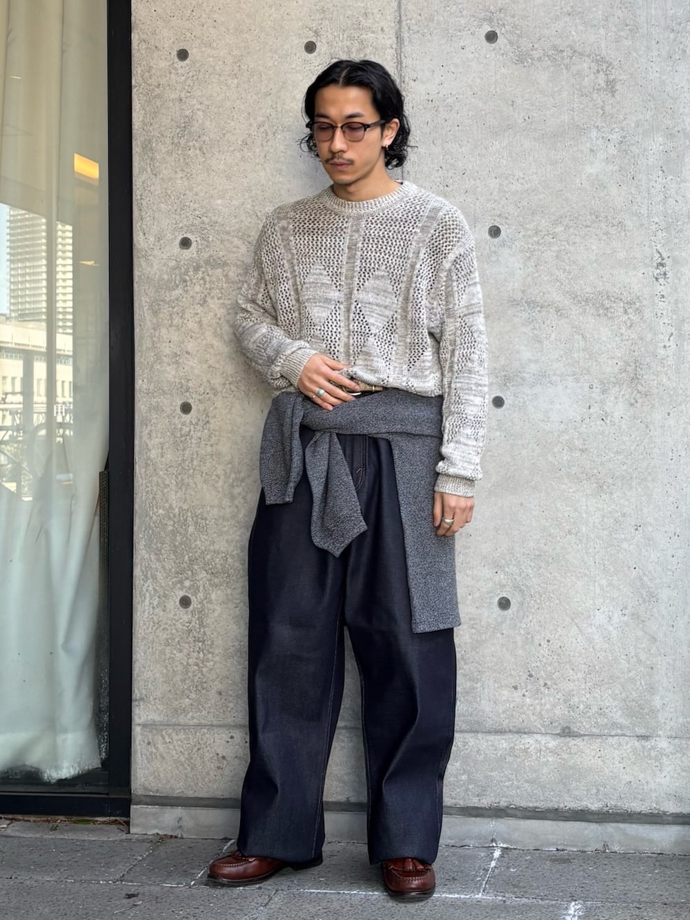 グレー系のニット/セーター、ブルー系のデニムパンツを着用したメンズの冬コーディネートの3枚目の写真